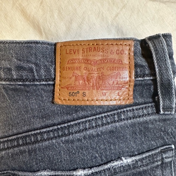 Levi's Women’s Dark Gray Straight Jeans - Picture 3 of 4